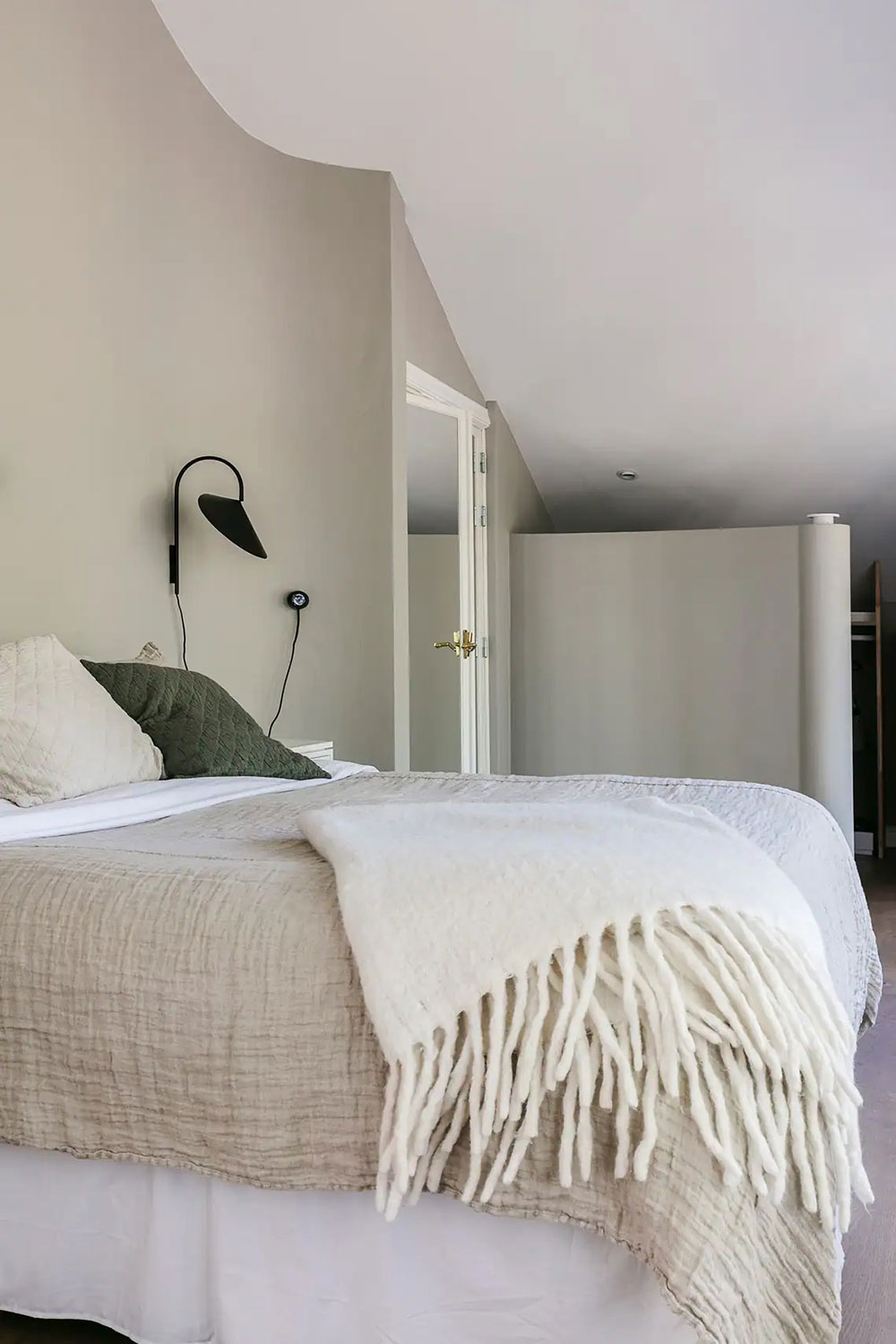 瑞典森林中的圆滑线条小木屋-13