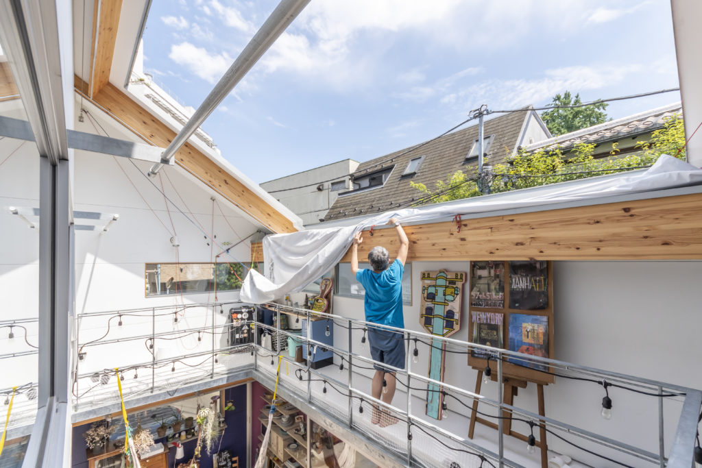 漫画の世界にも通ずる住空間リビングが外にあって、直接空を望める家で暮らす | Outdoor | 100%LiFE-8