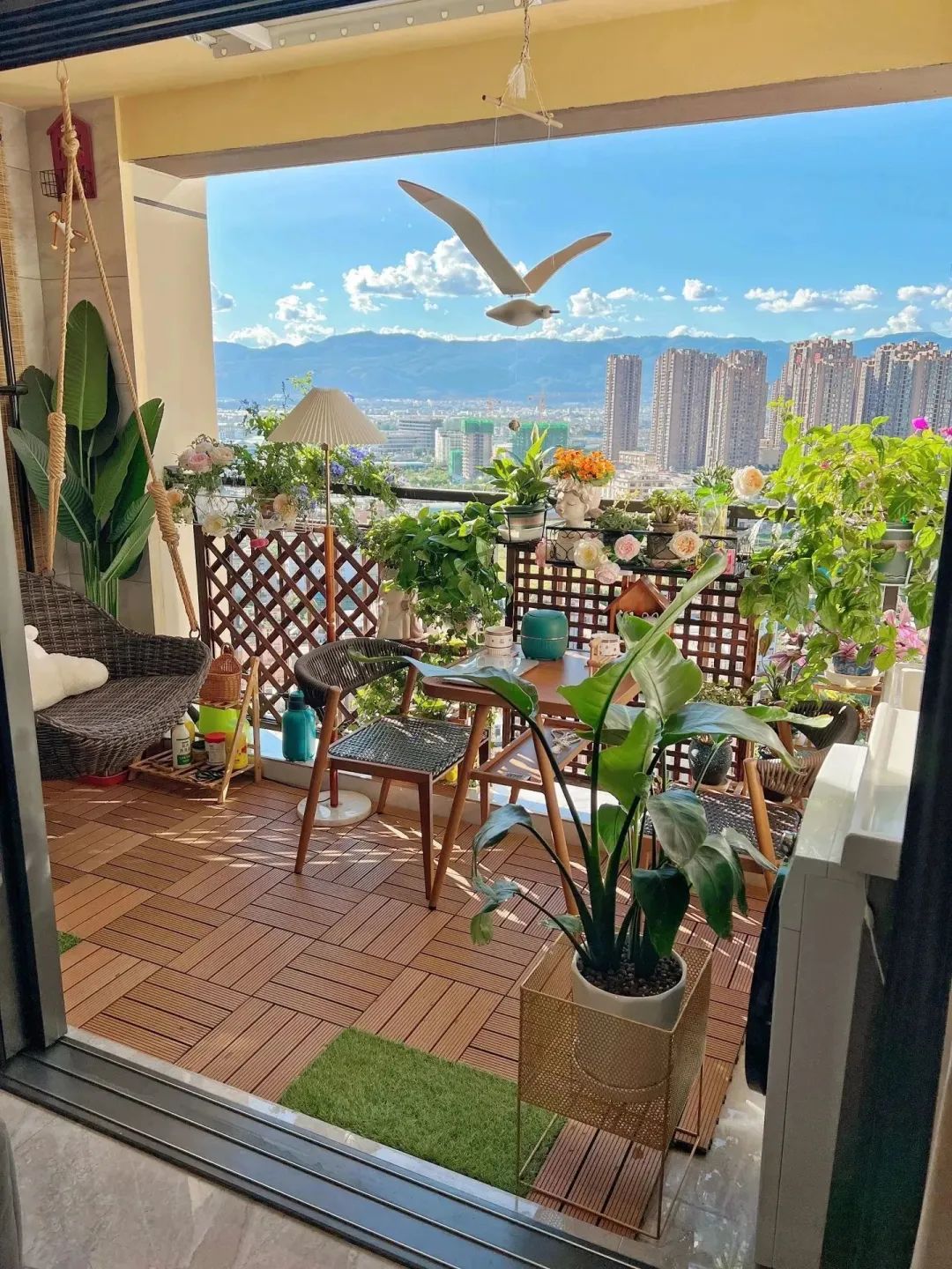 云南姑娘家的6㎡花园阳台走红：家住23楼，不封阳台，越住越舒服！-3