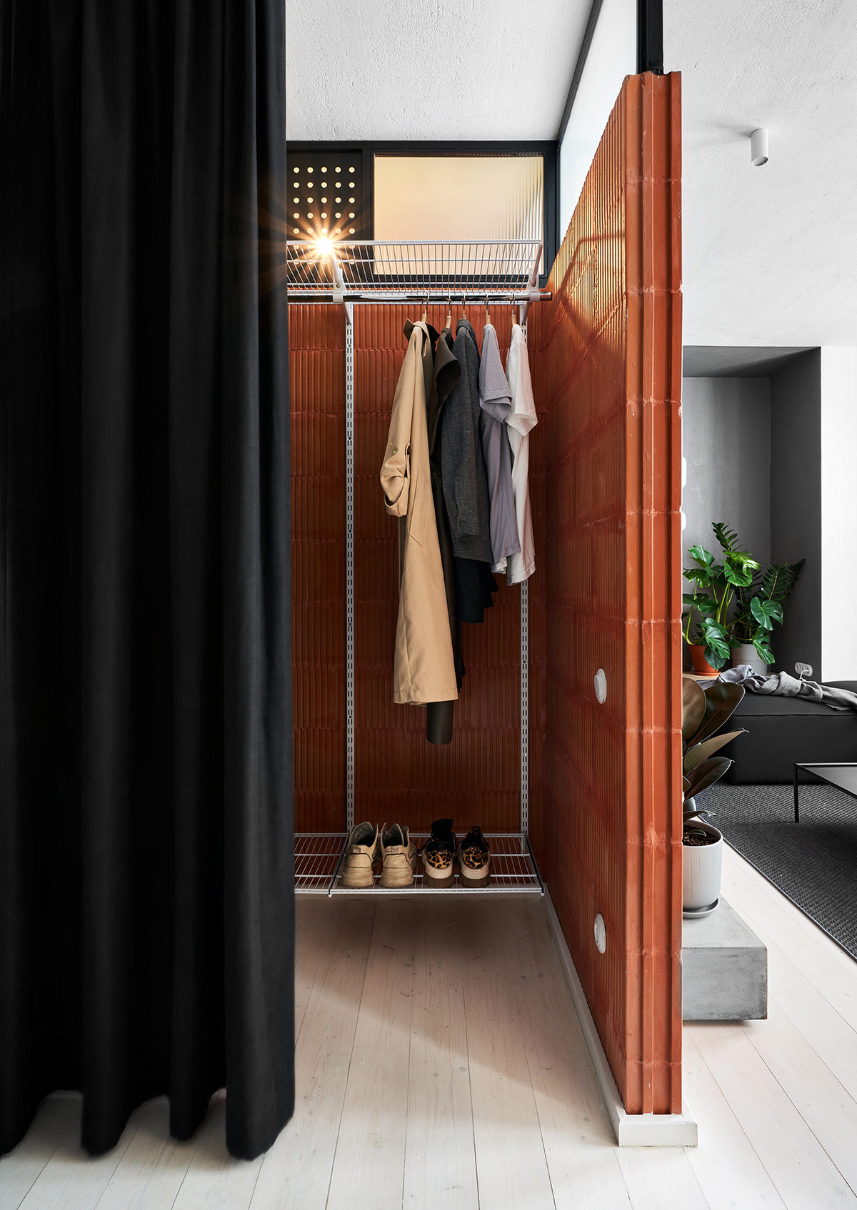 Модерен, интелигентен интериор в малък апартамент под 40 кв.м.-38