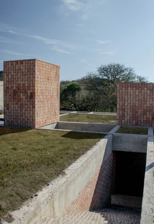 嵌入山间森林的绿色住宅-16