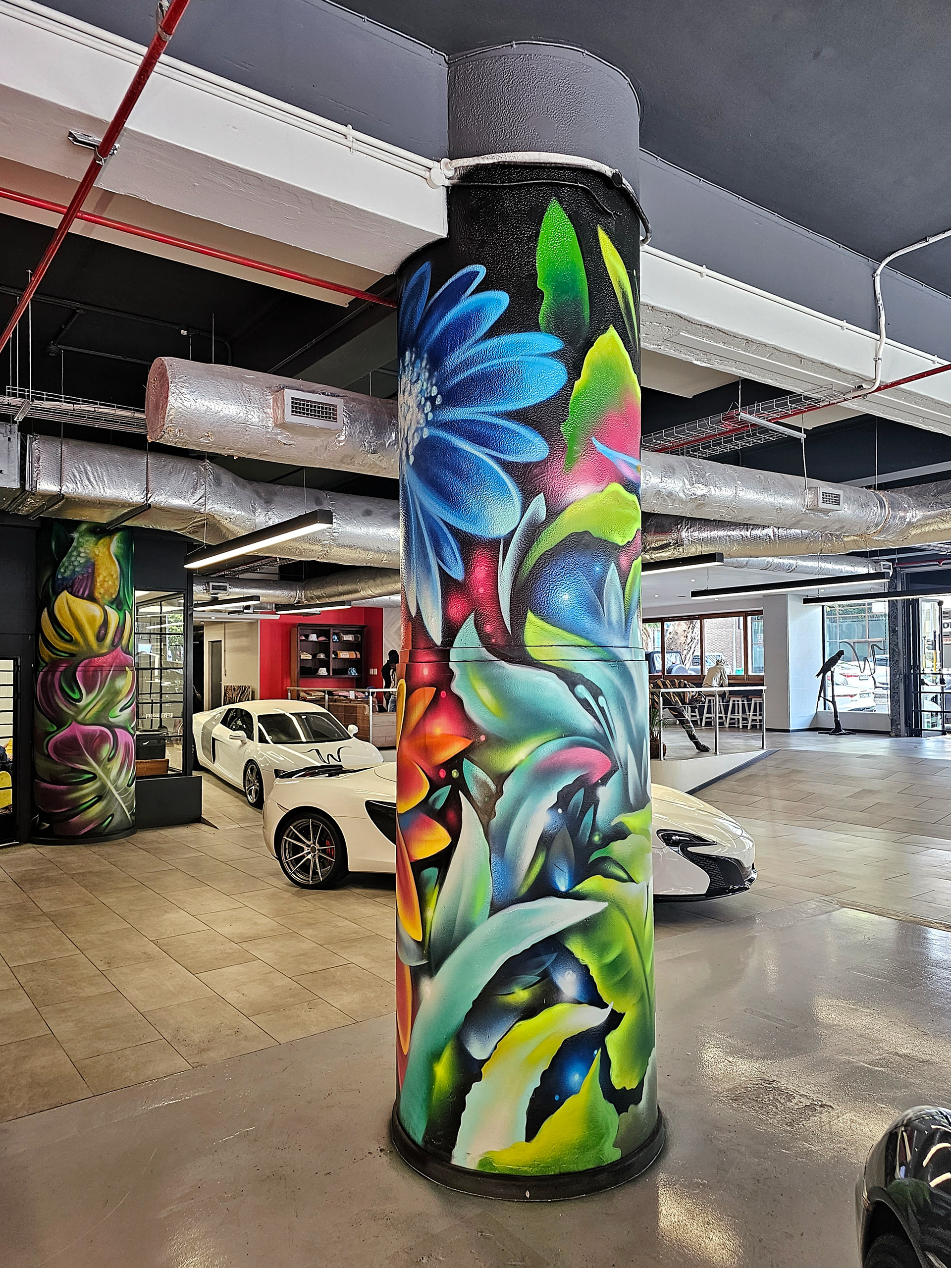 WIGGLE CAR HIRE 新展厅艺术柱设计丨南非开普敦-4