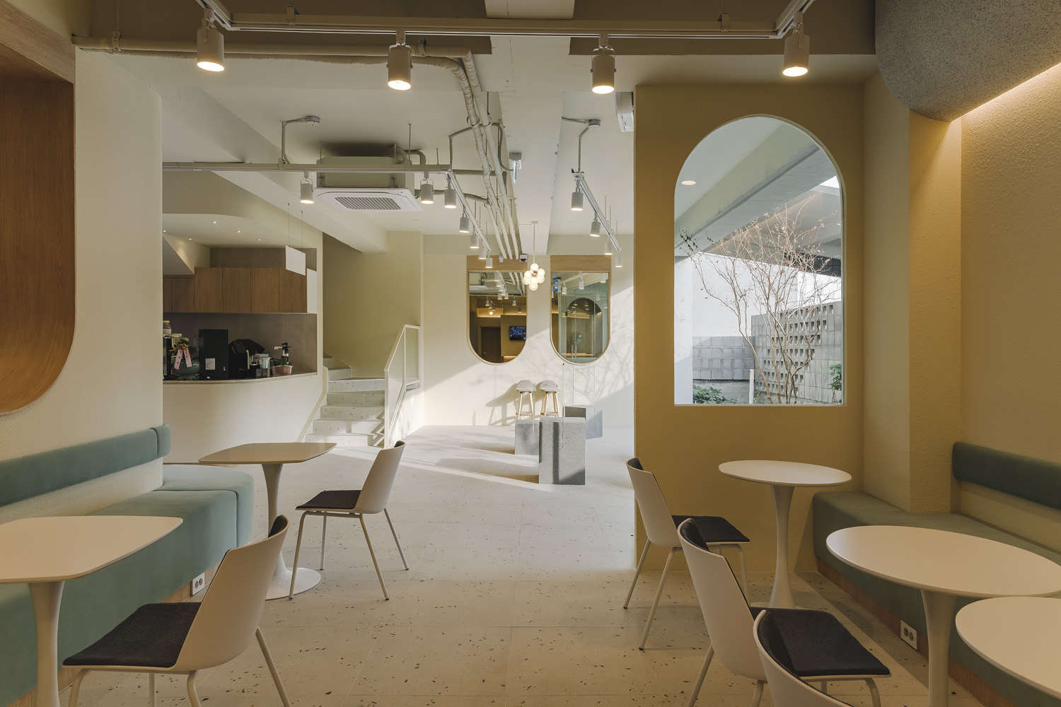 90 平米白色&木纹现代咖啡厅设计-4