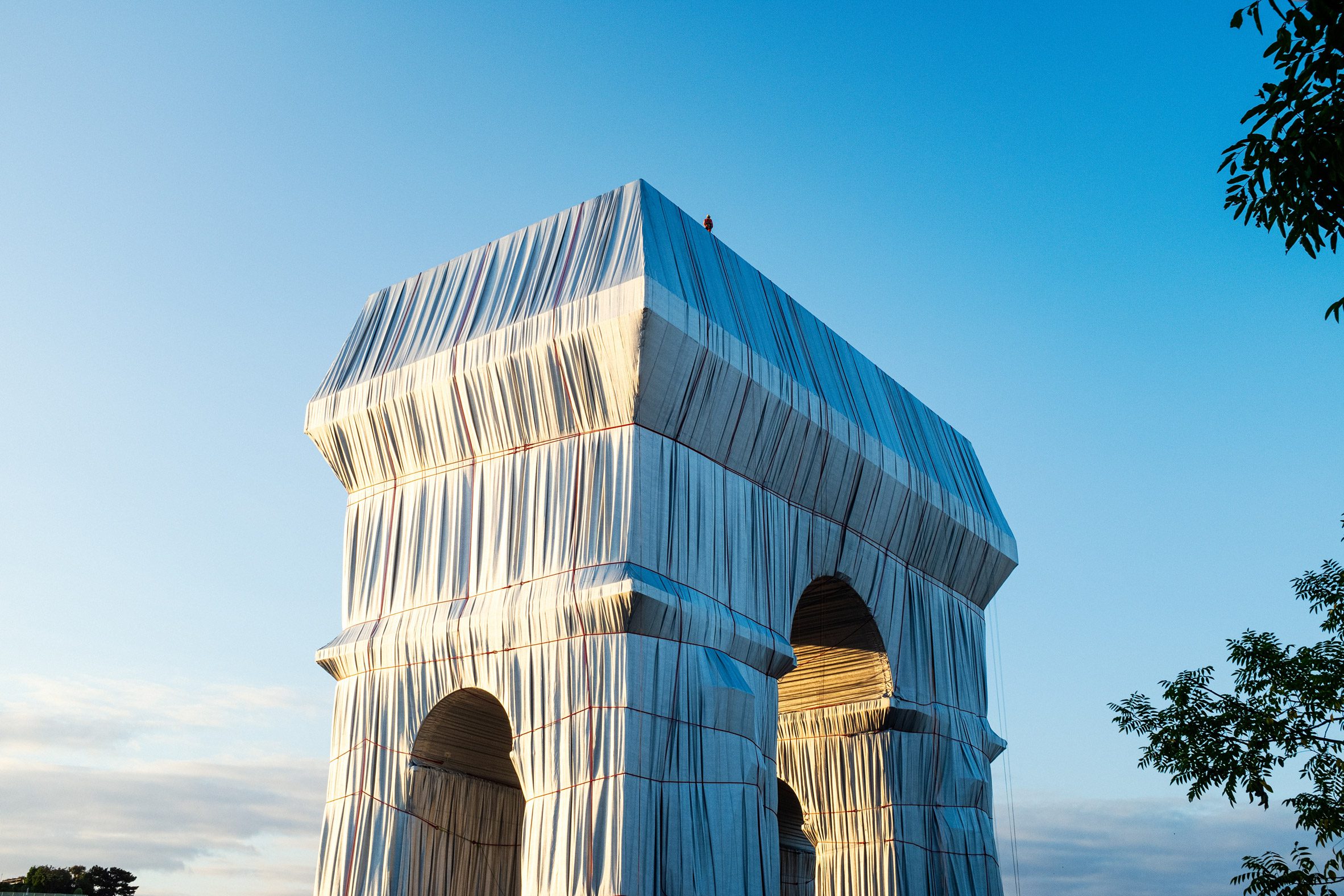 巴黎 Arc de Triomphe 缠绕艺术装置 | Christo 和 Jeanne-Claude 的遗作惊艳亮相-8