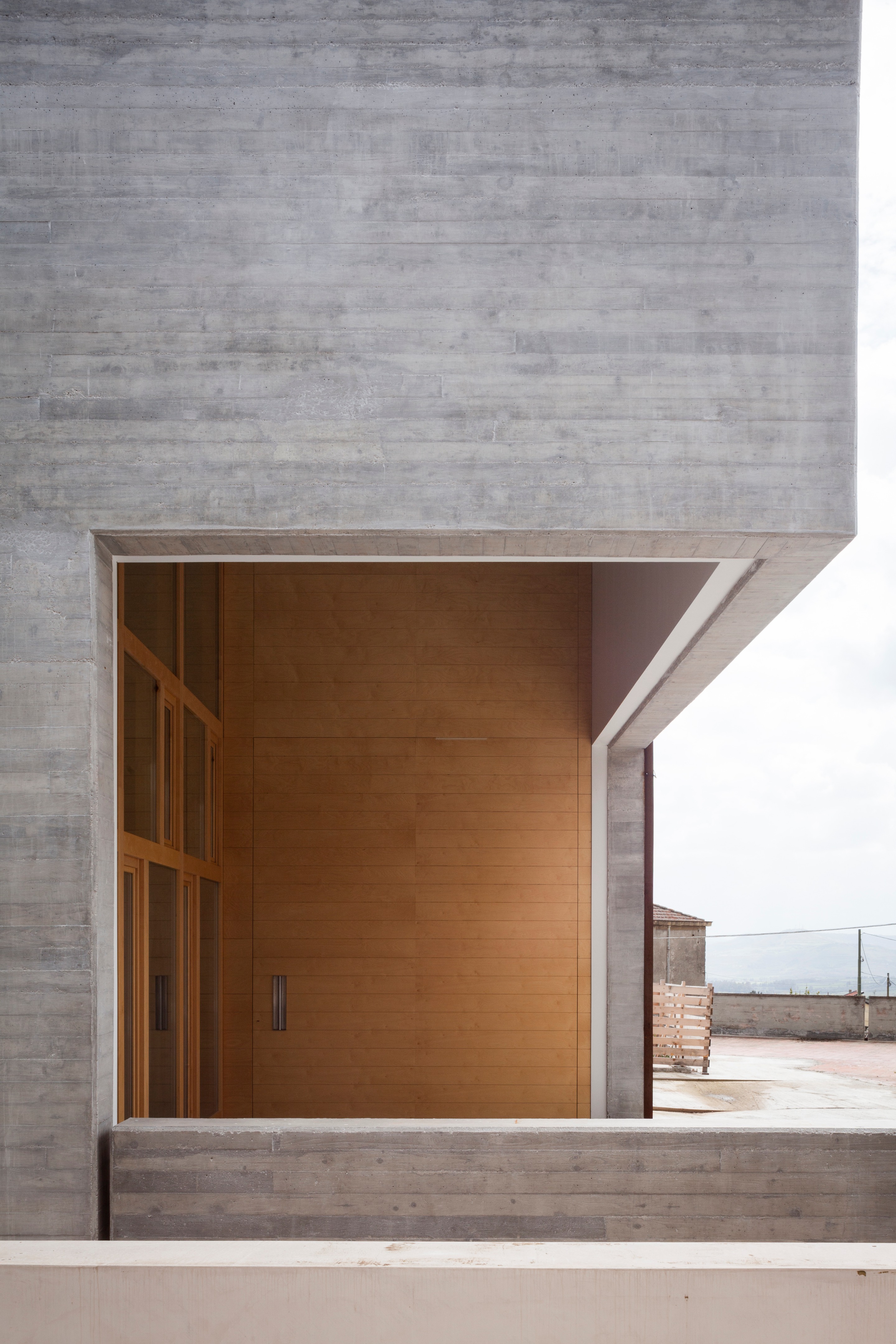 意式乡村教堂设计，融入地貌塑造神圣空间-13