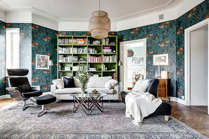 斯德哥尔摩黑色公寓里的活力花卉墙纸-5