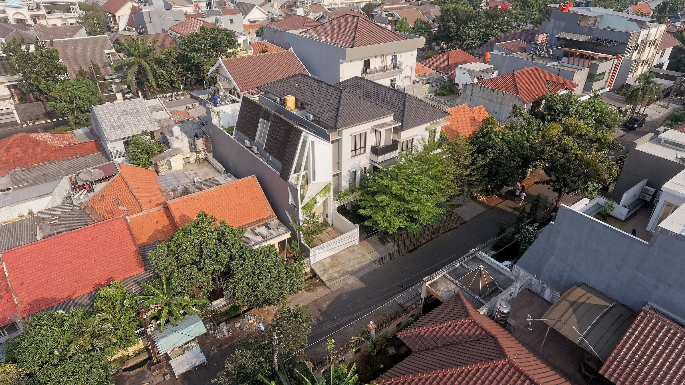 印尼狭地住宅，三角天花板创造宽敞空间-19