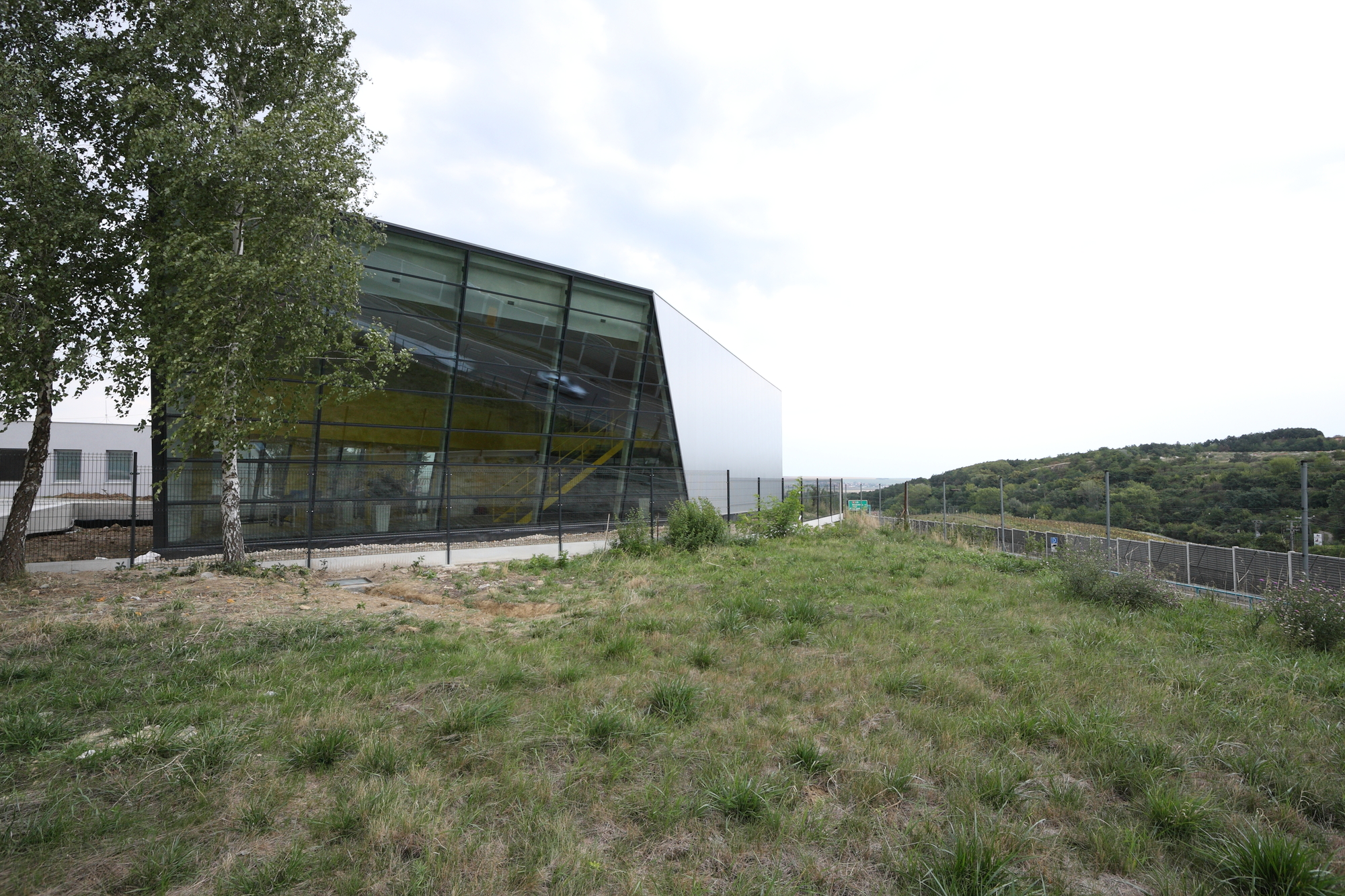 高速公路旁的透明办公建筑-19