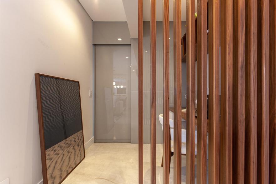 巴西 Arpoador 花园公寓,明亮木质打造女性居住空间-11