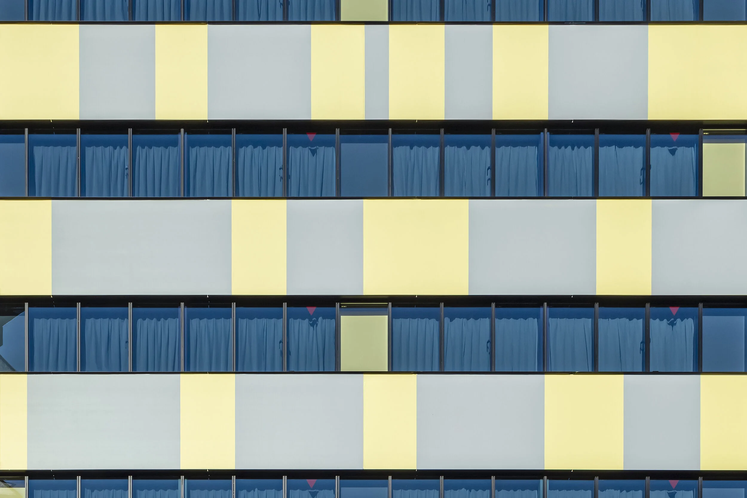 翻身酒店；如果Toggle在此处不为人熟知义项，也可能是意有所指的特定名称，可直译为托格尔酒店 但严格按你需求的唯一性来说，因缺乏语境难以得到百分百准确的答案，若可提供更多原文语境，我将给出更精准翻译 丨日本东京丨Klein Dytham architecture-6