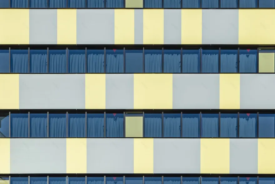 翻身酒店;如果Toggle在此处不为人熟知义项,也可能是意有所指的特定名称,可直译为托格尔酒店 但严格按你需求的唯一性来说,因缺乏语境难以得到百分百准确的答案,若可提供更多原文语境,我将给出更精准翻译 丨日本东京丨Klein Dytham architecture-6