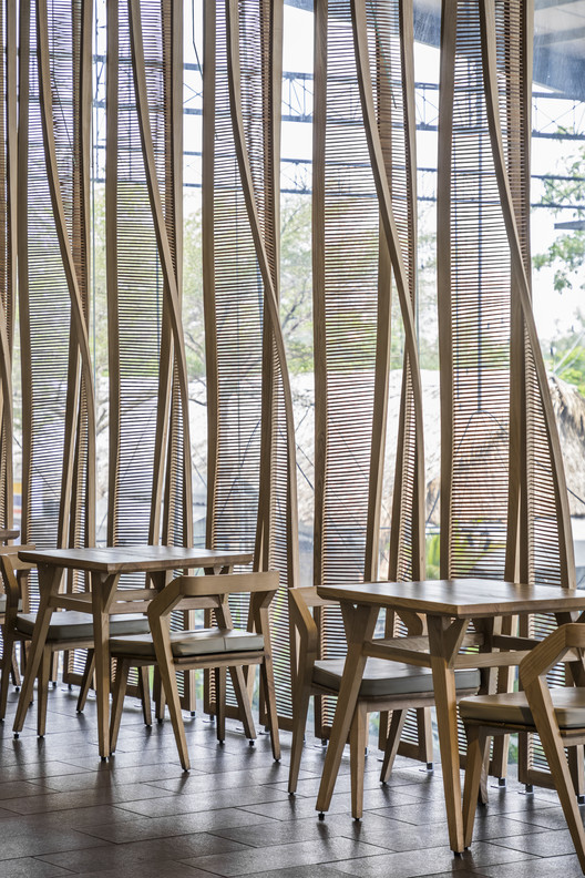 越南 IPPUDO 餐厅——绿植与木筷的多层空间叙事-18