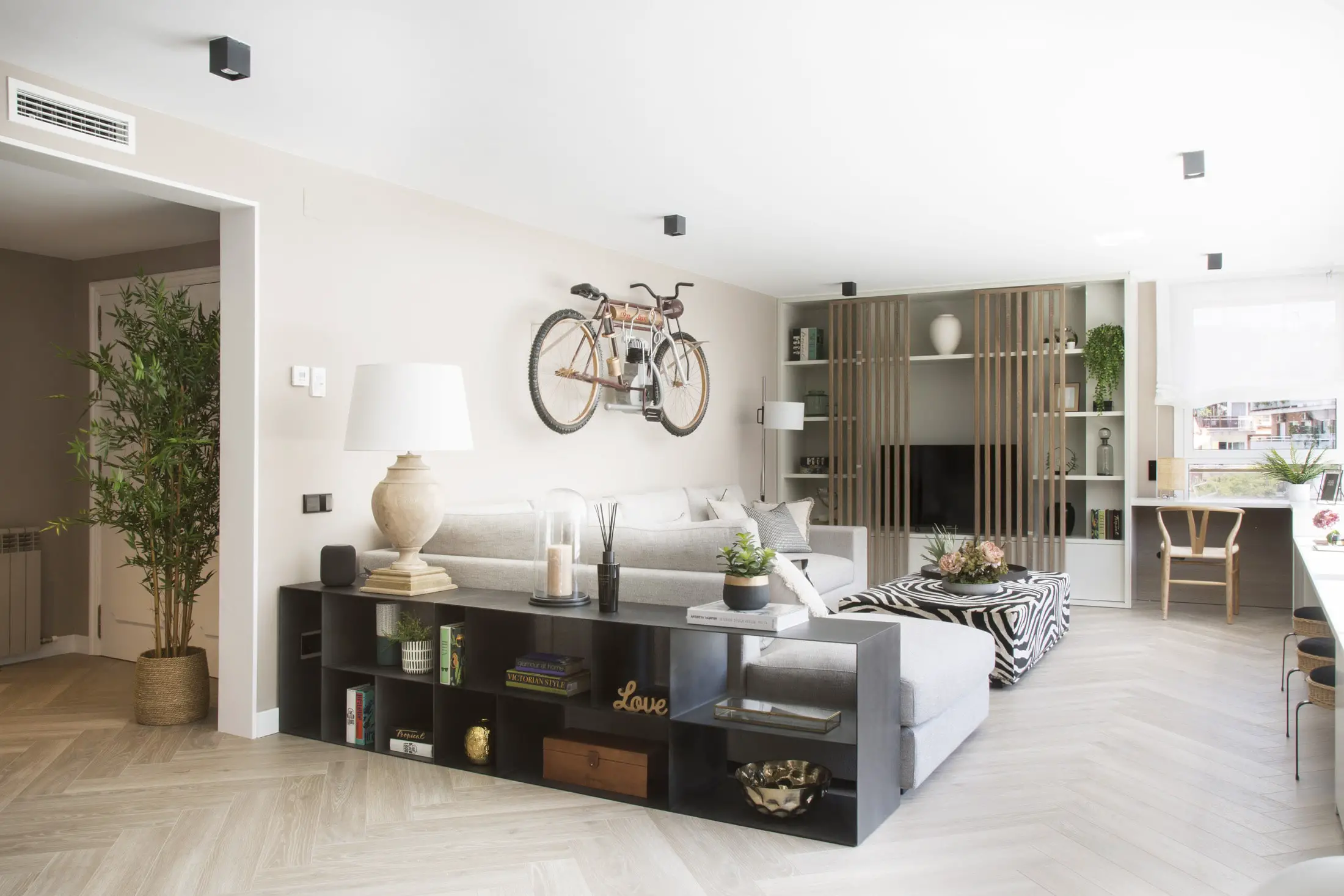 黑沙风格装点巴塞罗那家庭公寓-1