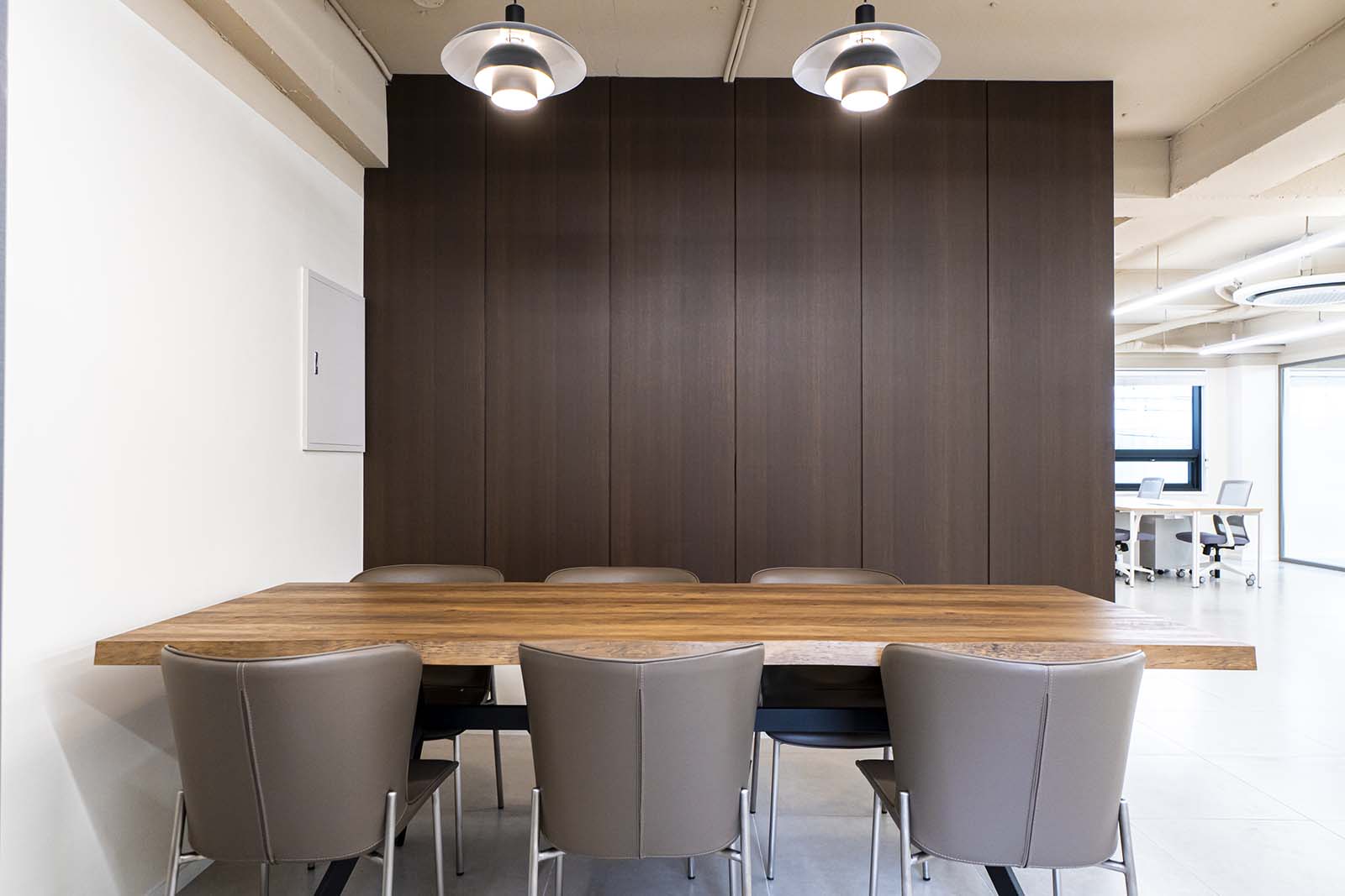 白色与木色的极简共享办公室-21