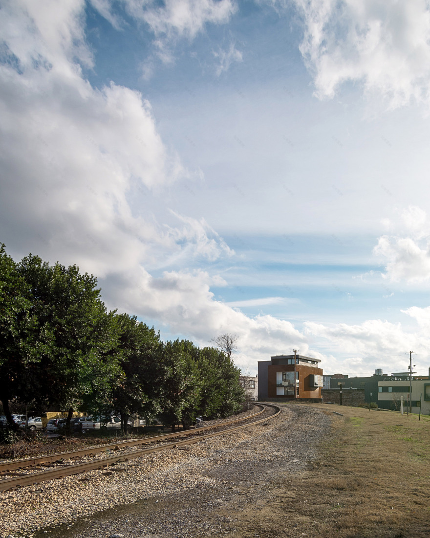Archimania creates tall family home overlooking train tracks in Memphis-4