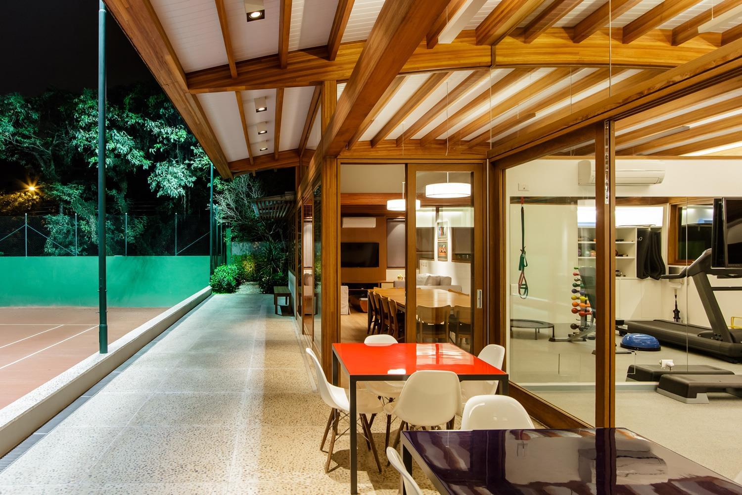 巴西 Sakh Club | 木质与玻璃的完美融合，打造温馨运动空间-9