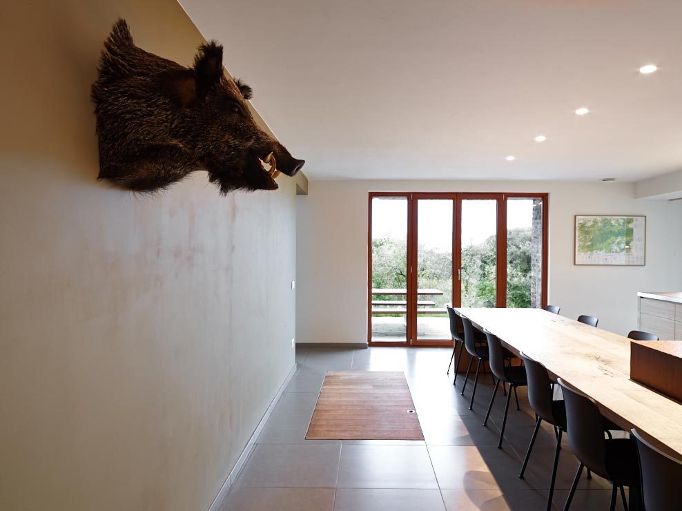 Каменный дом на краю холма | 13 фото-13