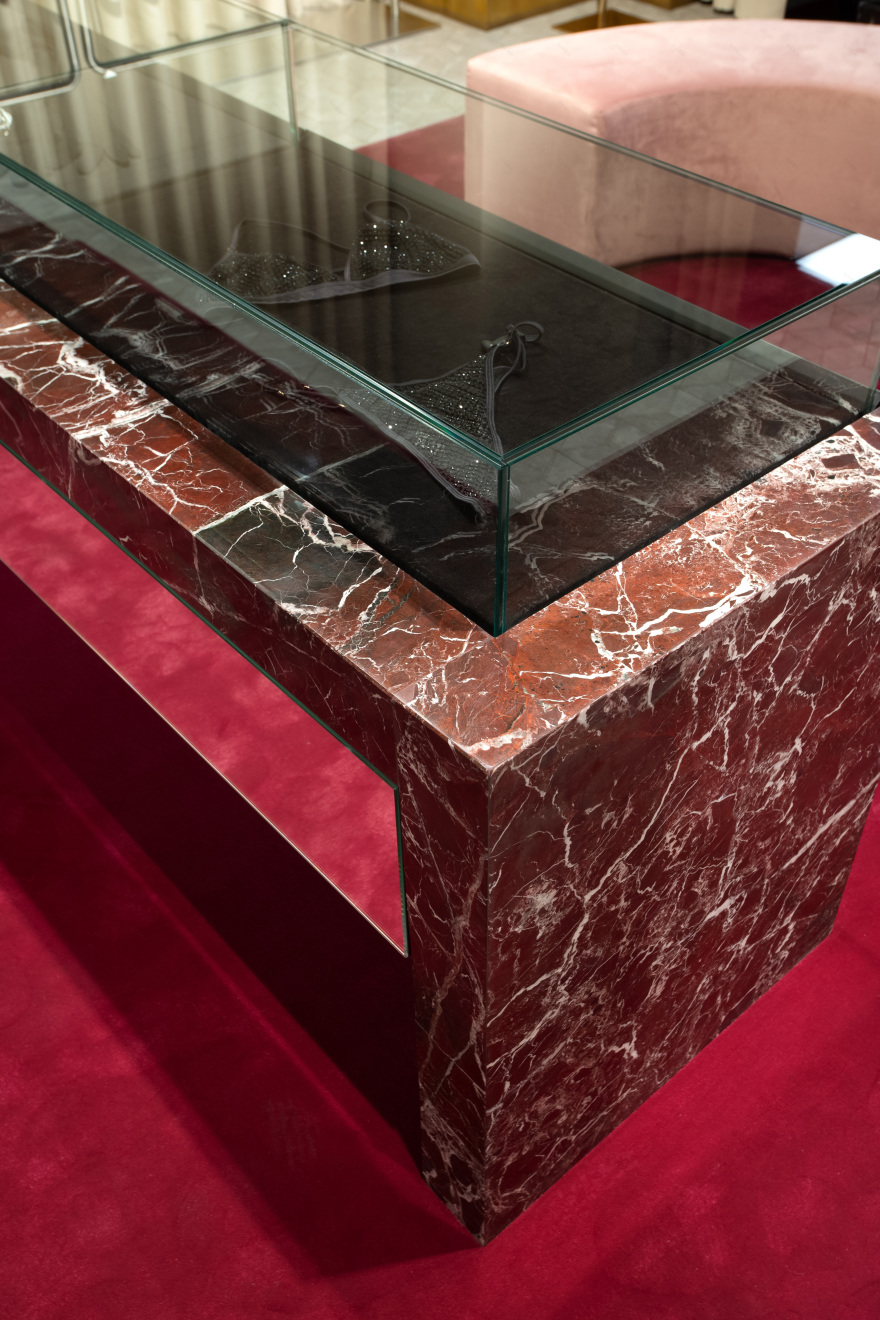 银座三越百货的咆哮角
注:TSUM常见指日本东京银座的三越百货(Mitsukoshi Ginza),这里推测 ROAR CORNER 指一个名为咆哮角的特定区域或角落具体也可结合实际场景进一步确定精准含义 丨DARYNA SHPURYK-11