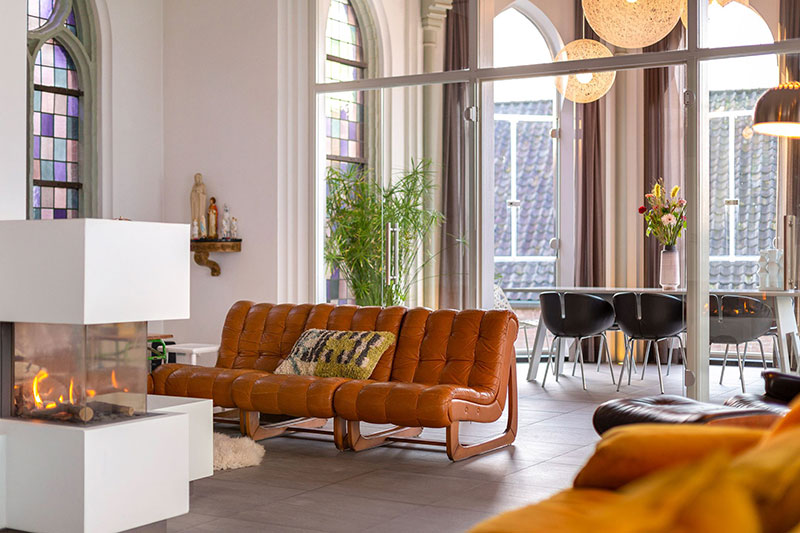 百年教堂变私人住宅，彩色玻璃与圣像的奇幻世界-7