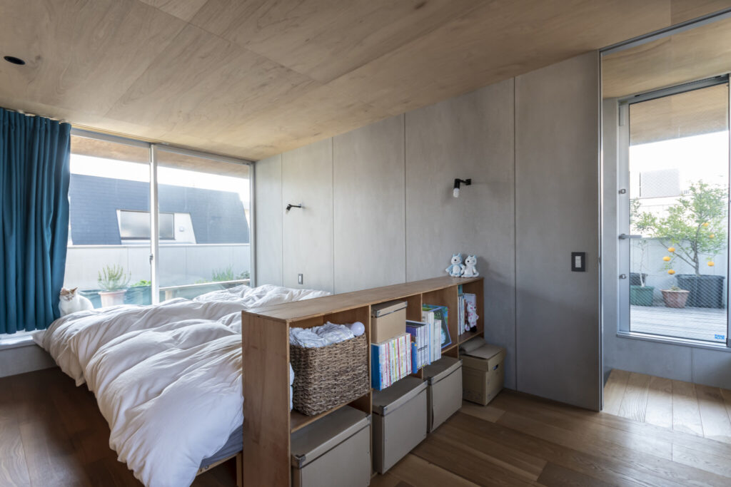 “路地庭”と“屋根庭”のある家　吹き抜けの窓を開けると心地の良い半屋外空間に | Architecture | 100%LiFE-12