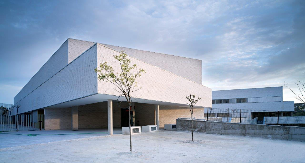 Indira Gandhi Public School · 融入地形的教育建筑-53