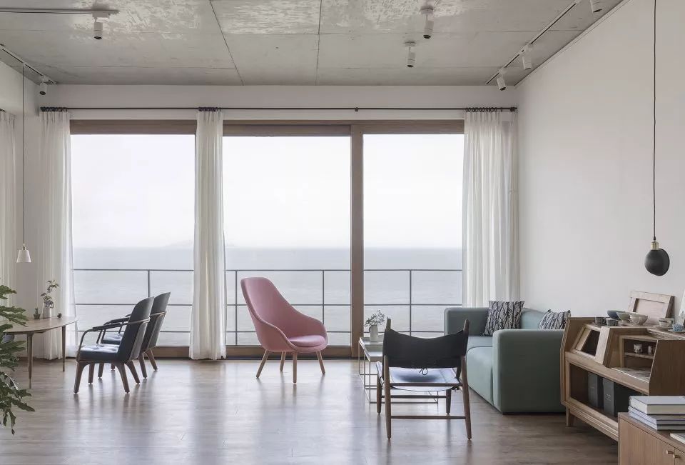 民宿设计，不论是重建或扩建、运用设计的加法或减法、还是采用在地材料，不仅能使荒废破旧的乡下老宅焕然一新，也能重塑一方水土。-40