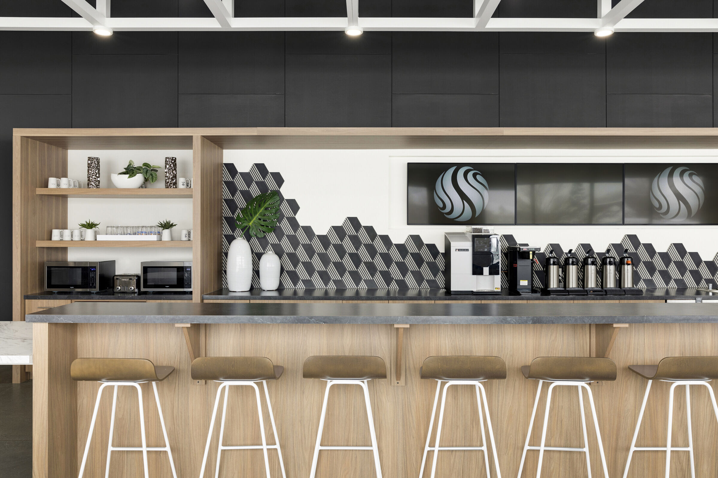 融入 HVAC 背景的活力办公空间-16