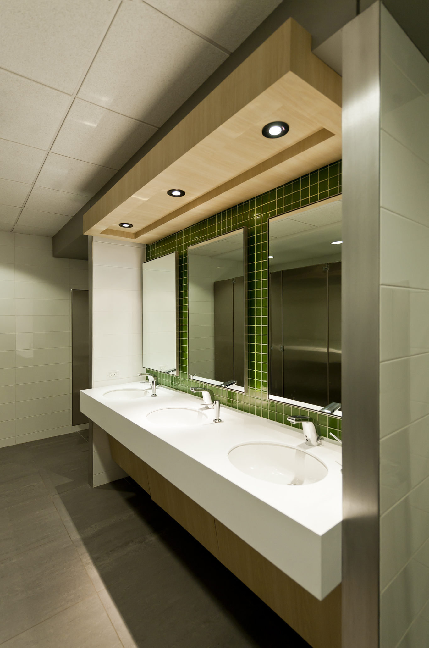 摩登 Luxottica 集团办公室 | 红白灰演绎高效工作环境-31