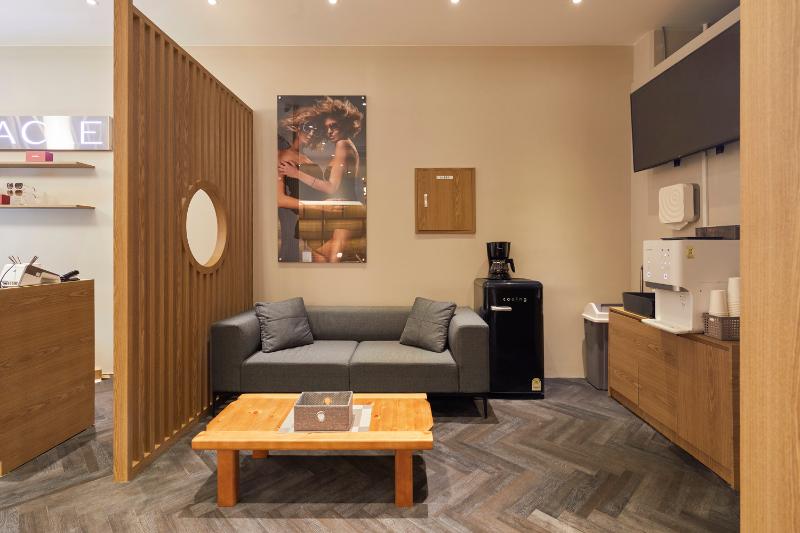 照明点亮 27 平米眼镜店空间-5