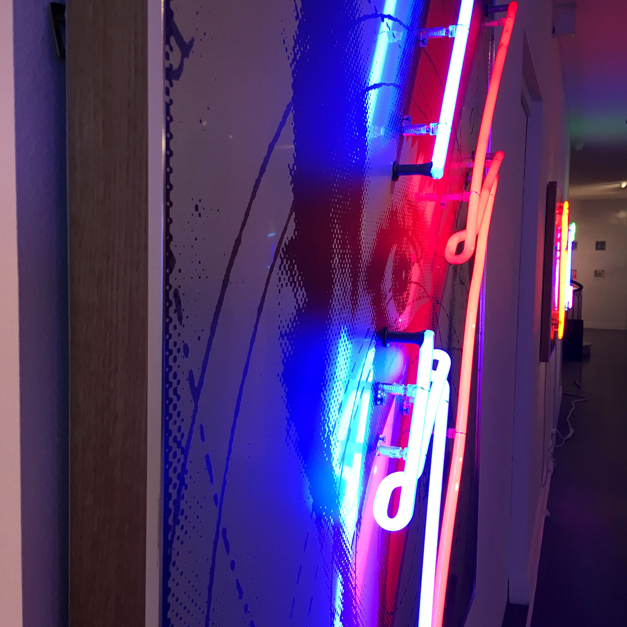 致敬大卫·鲍伊 | 路易斯·西多利金光闪闪的“黄金年代”霓虹肖像-36