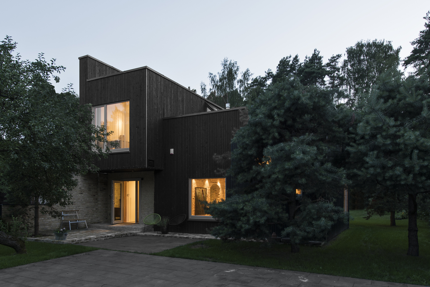 松树林中的现代住宅-29