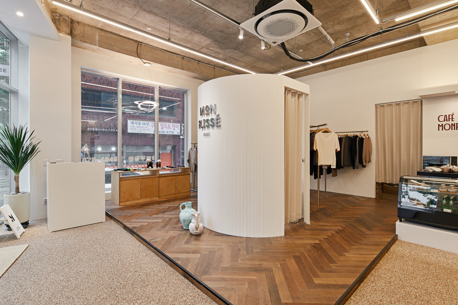 白色与木质，打造 20 平米极简服饰店的设计亮点-3