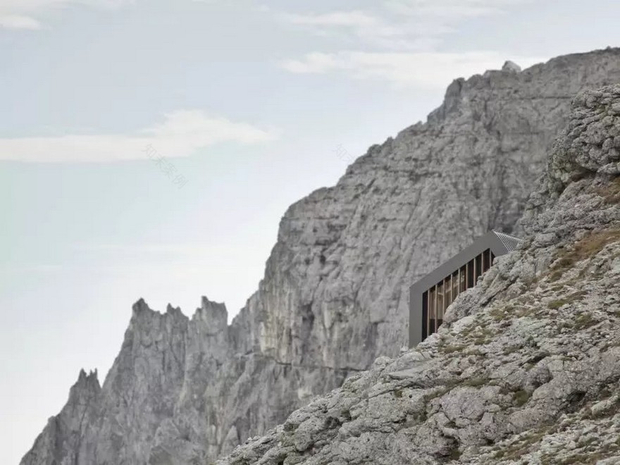Mimeus Refurbished an Old Winter Bivouac in the Dolomites-6