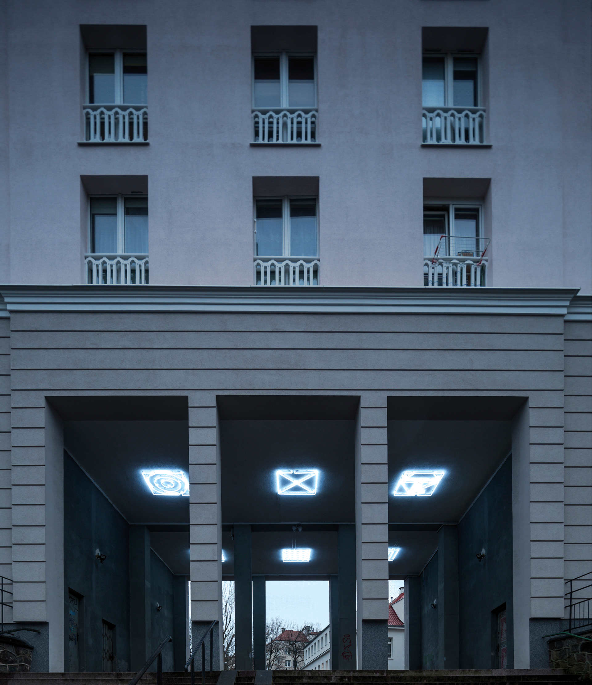 现代主义通道的霓虹灯装置丨波兰格丁尼亚丨Traffic Design-18