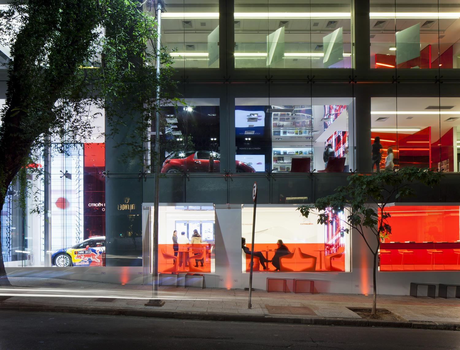 红镜楼梯连接三层空间，透明玻璃幕墙打造未来感 Citroën 商店-9