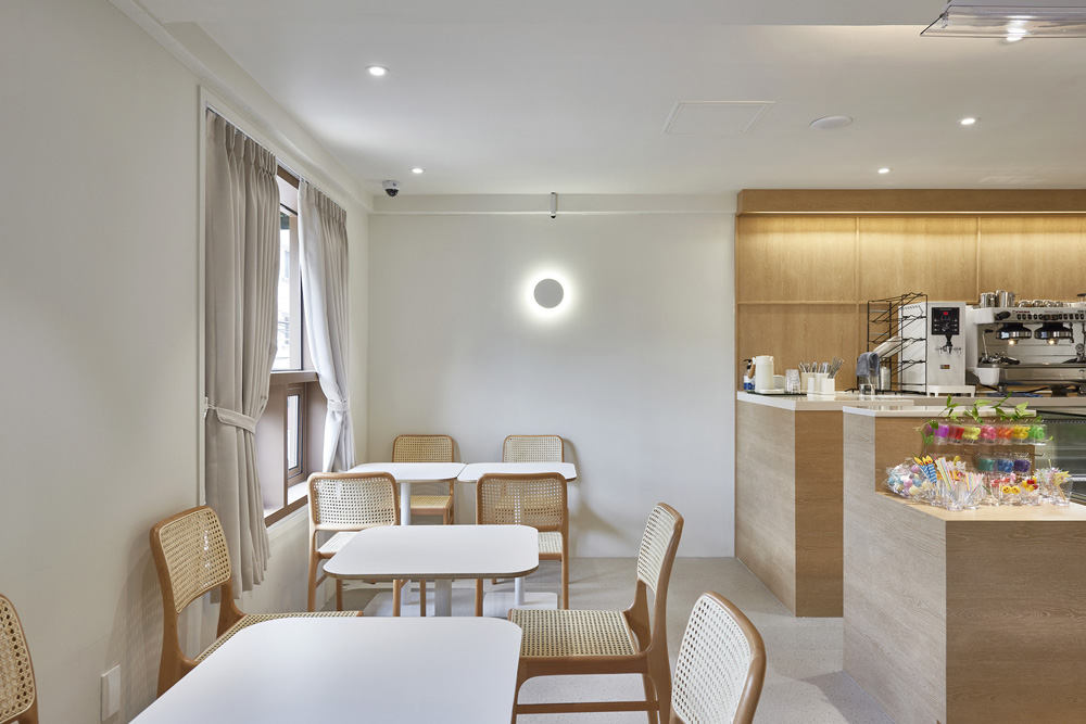 "白色&木质，现代设计的 30 平米咖啡厅"-8