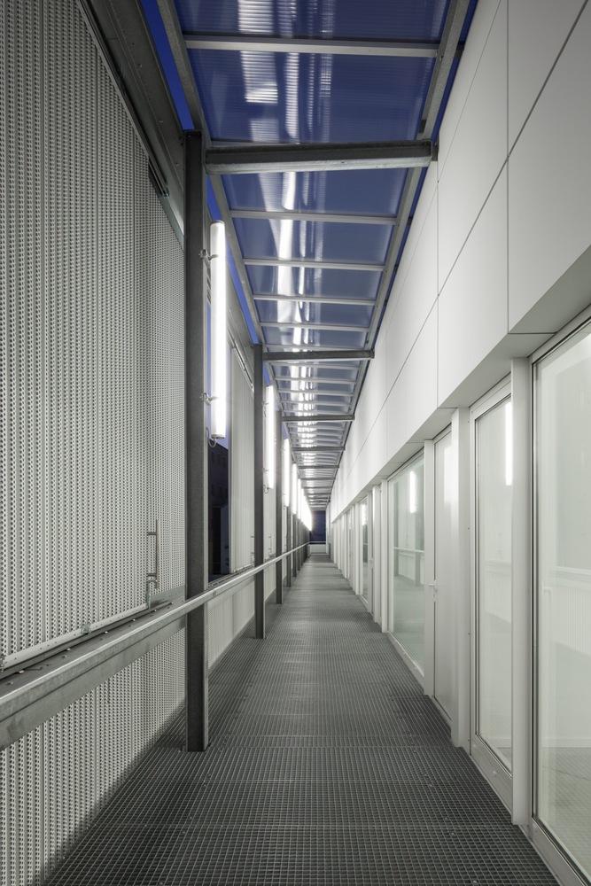 比利时十八世纪连栋住宅的现代翻新-45