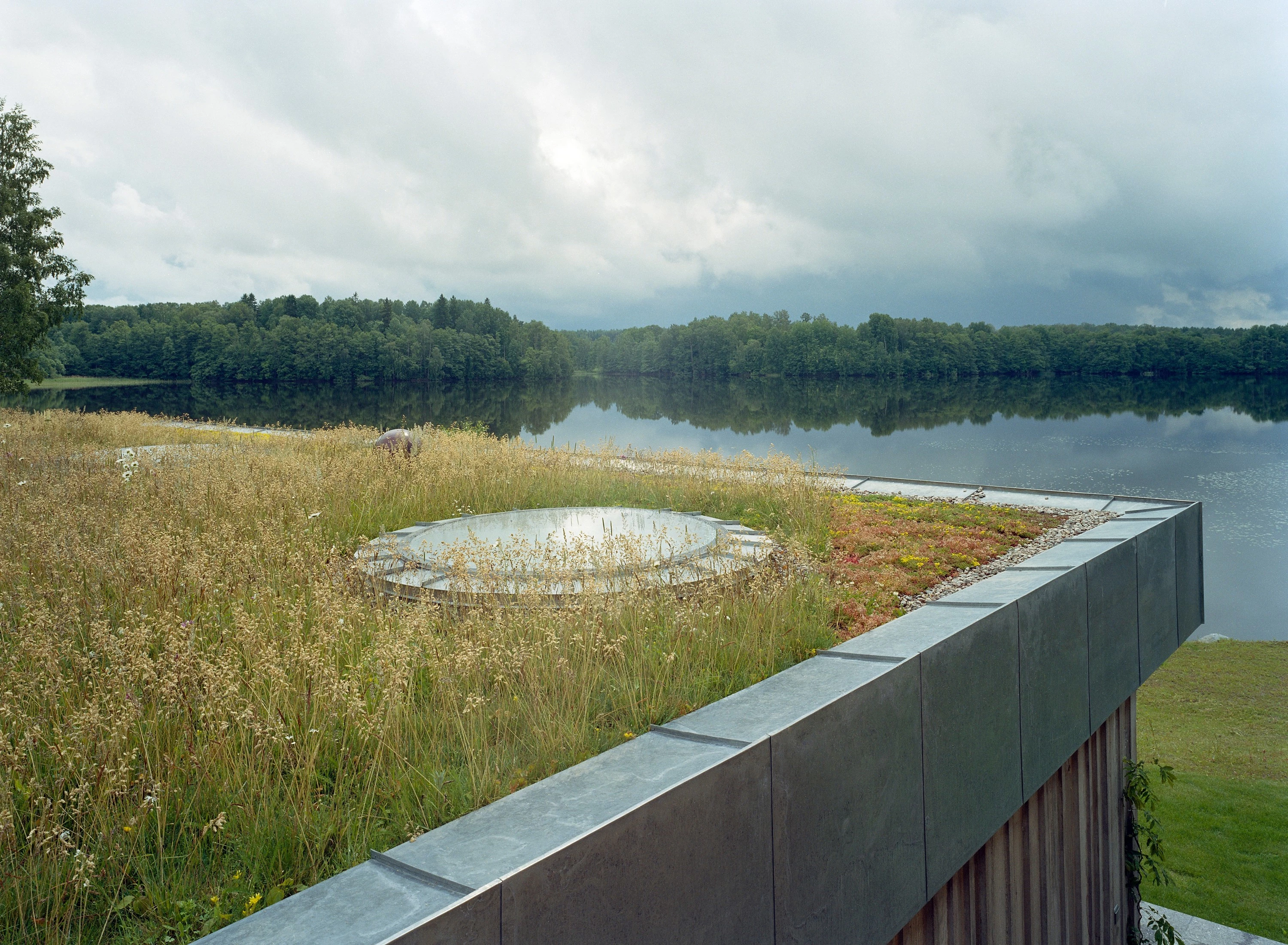 瑞典 17 世纪古堡与现代泳池房的和谐共生-9