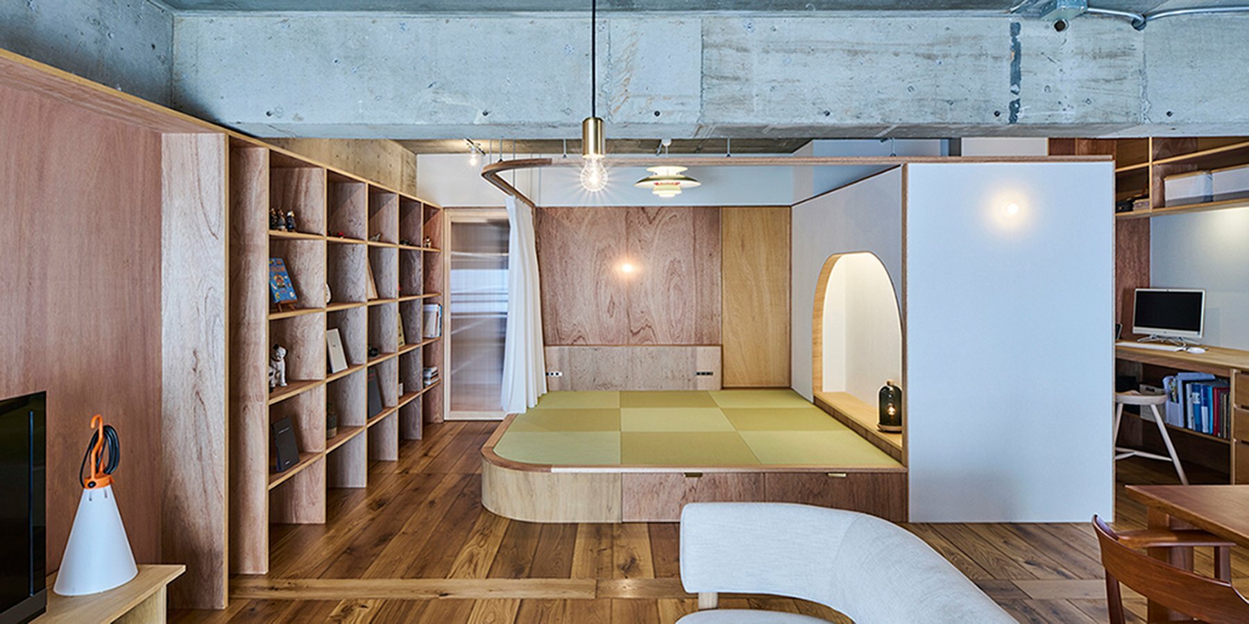 日本横滨'room206'公寓 | 木质岛屿卧室成为空间核心-0