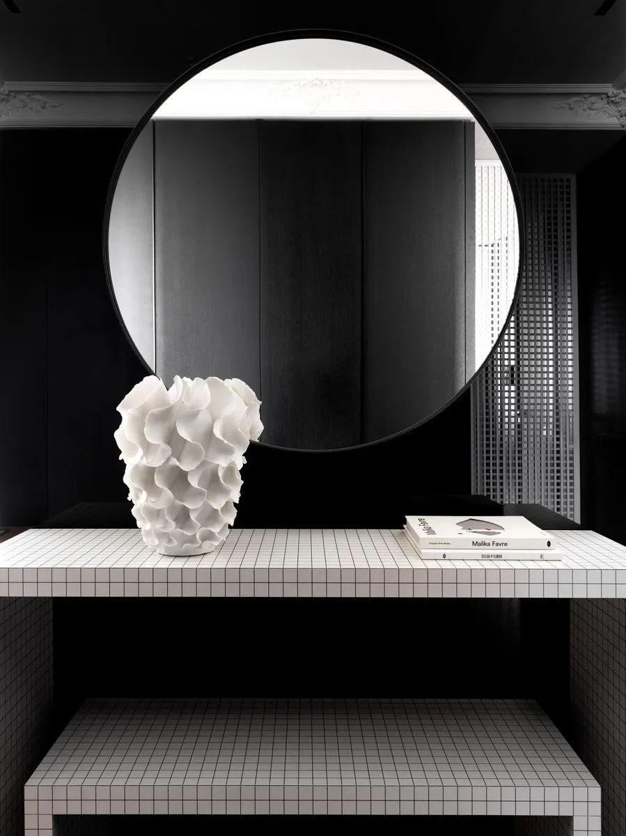 黑奢极简三口之家精致公寓丨Studio Artimitro Interiors-33