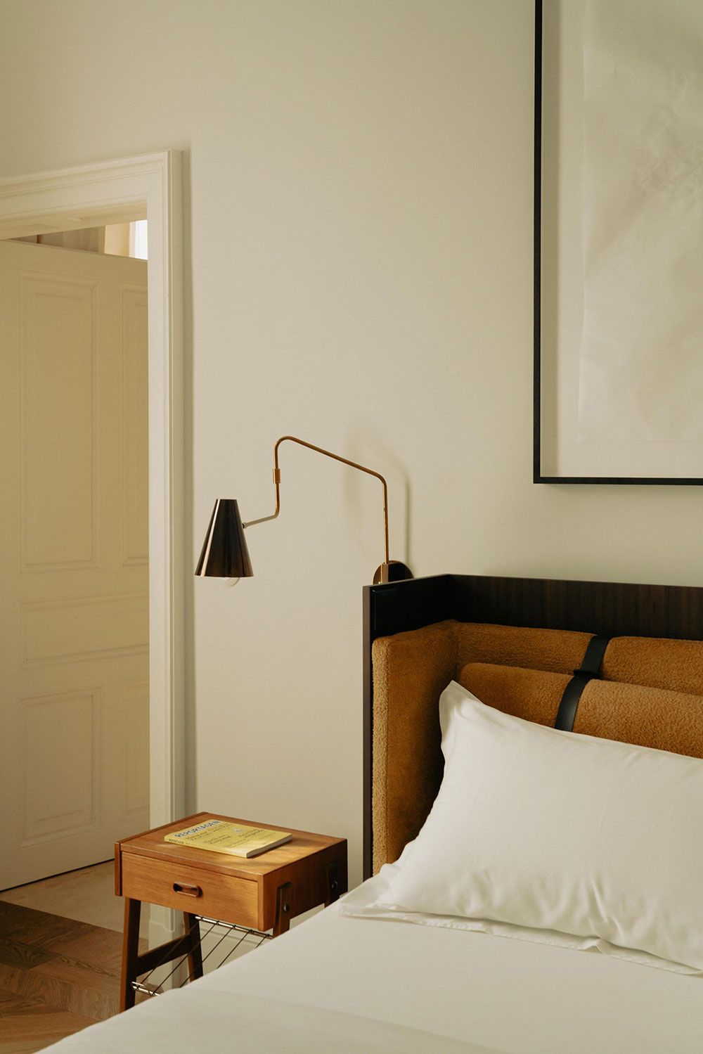 华丽的维也纳公寓,带有红色厨房和复古家具-21