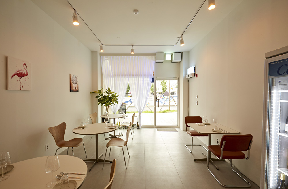 13 平小空间，白色与木色调的精致设计-8