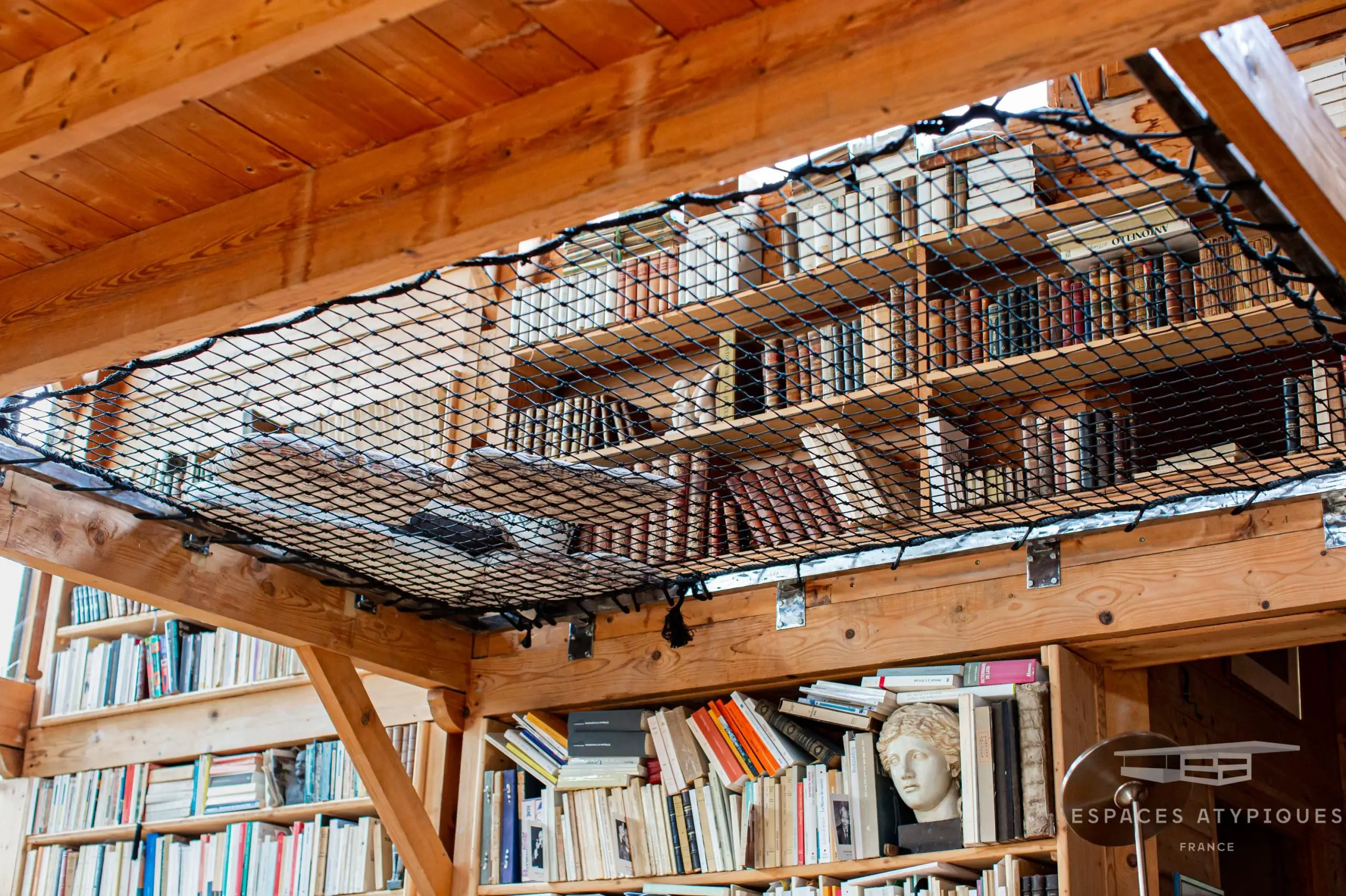 法式海滨木屋设计，厨房金属元素抢眼-9