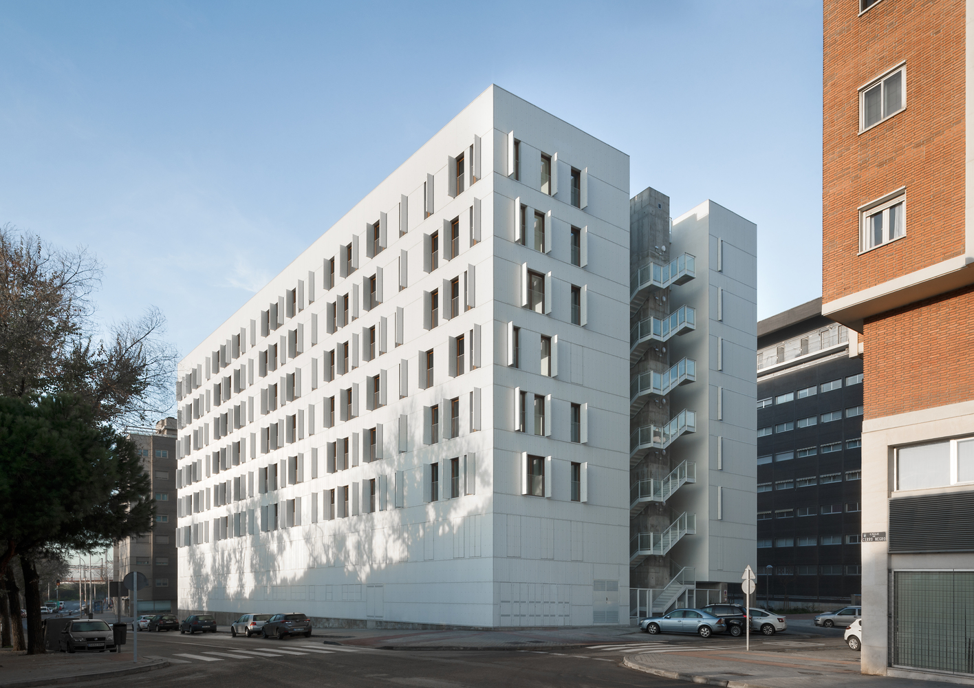 Madrid Adelfas 98 绿色住宅大楼，双体积设计优化自然光-27