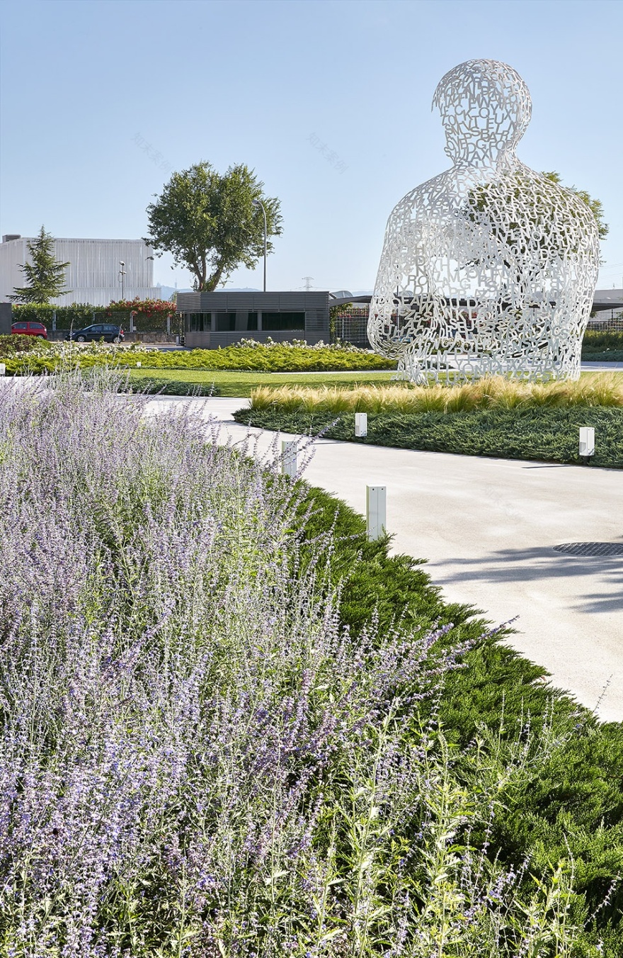 绿意盎然的多功能景观空间——MANGO 设计中心巴塞罗那景观项目-23