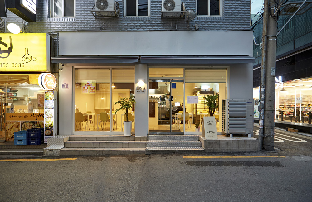 11 平小空间，白色与木质的极简餐厅设计-2