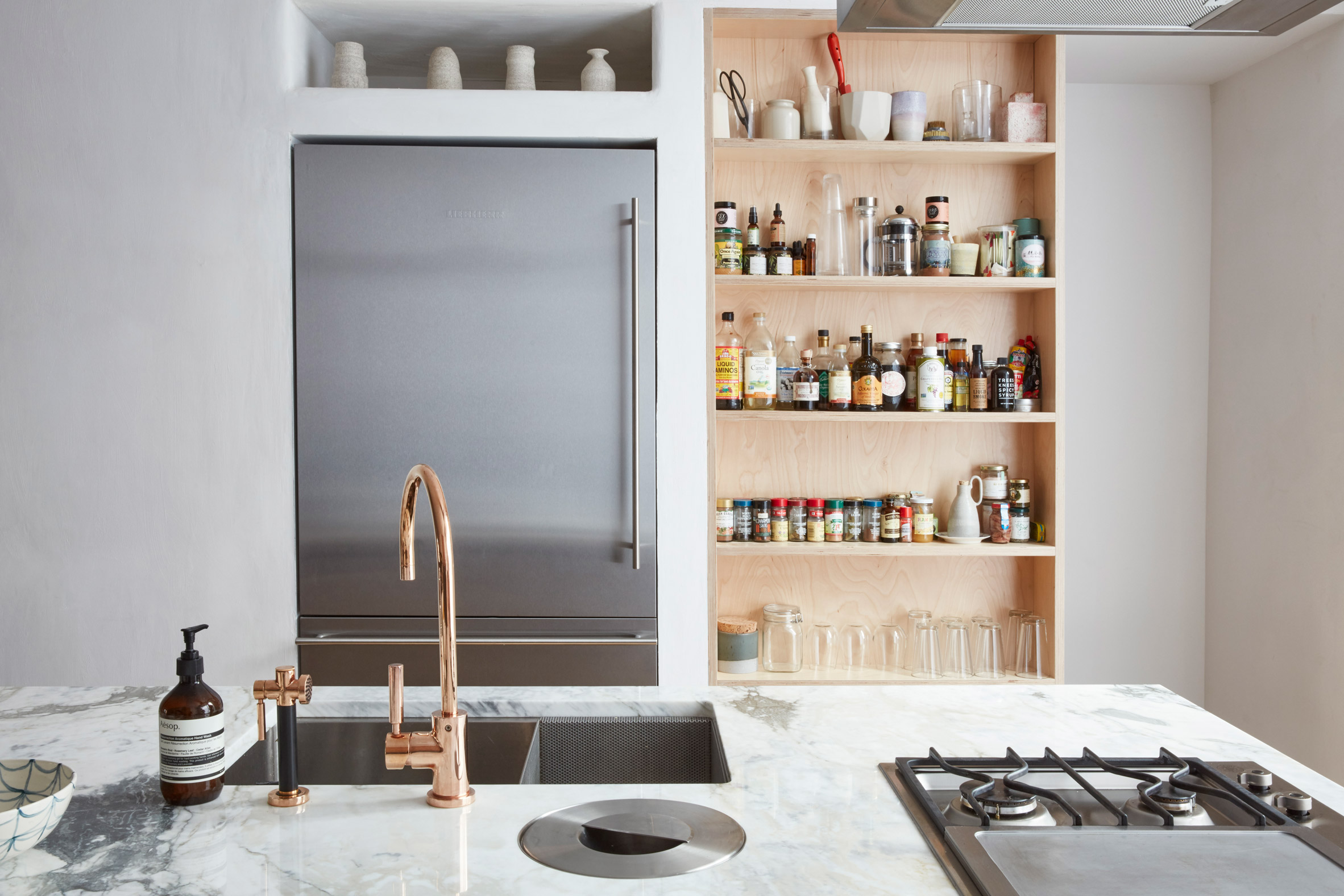 重塑褐石空间，开放式布局与自然光完美融合-4