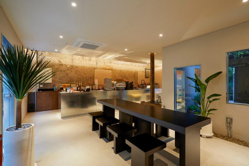 现代简约 20 平米咖啡馆，儿童友好设计展现温馨氛围-3