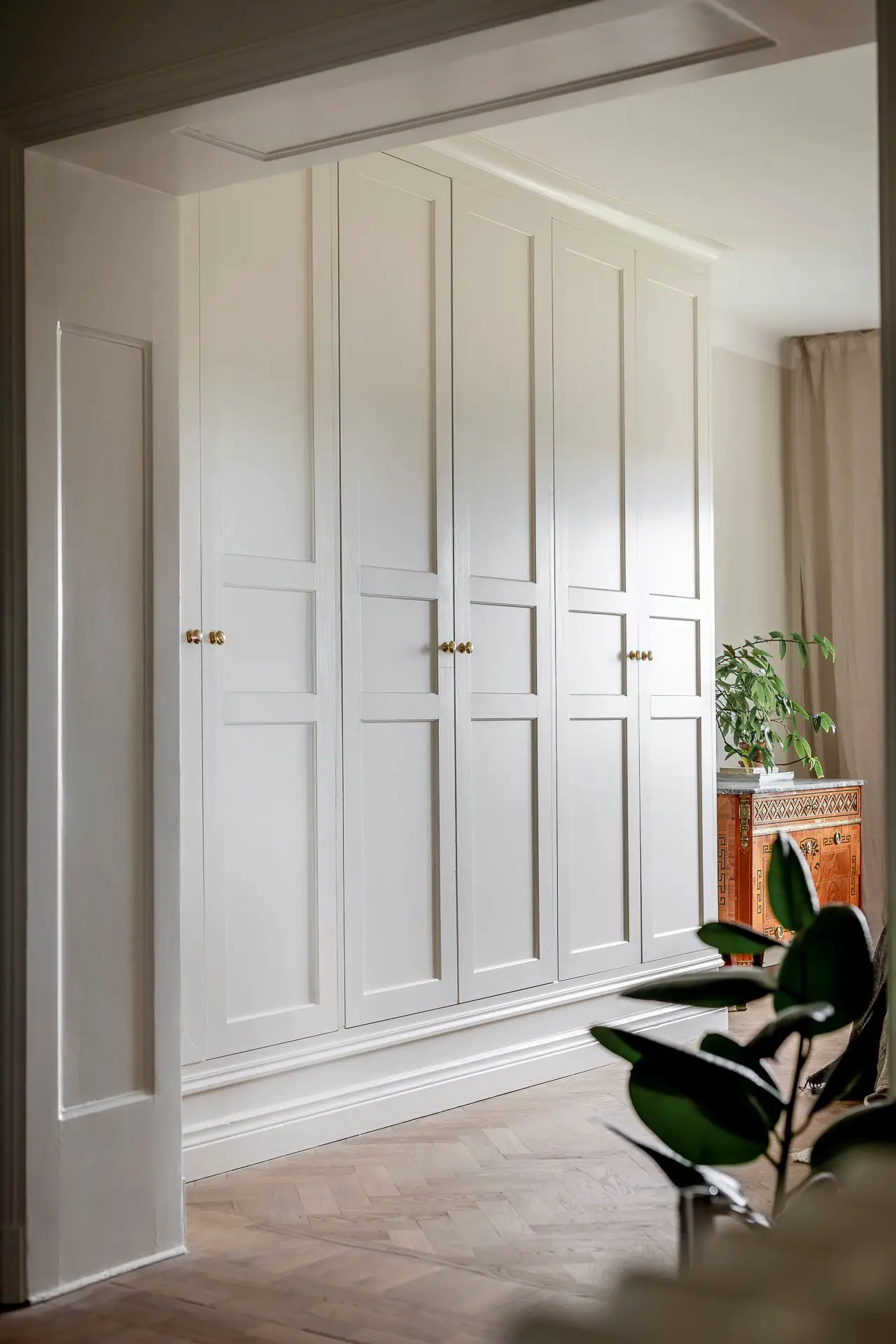 红白棋盘地板 | 古老公寓的现代魅力-20