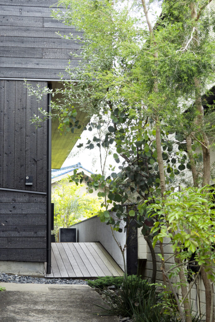 里山の風景を取り込む　室内と一続きの軒下テラスが豊かな時間をもたらす | Architecture | 100%LiFE-1